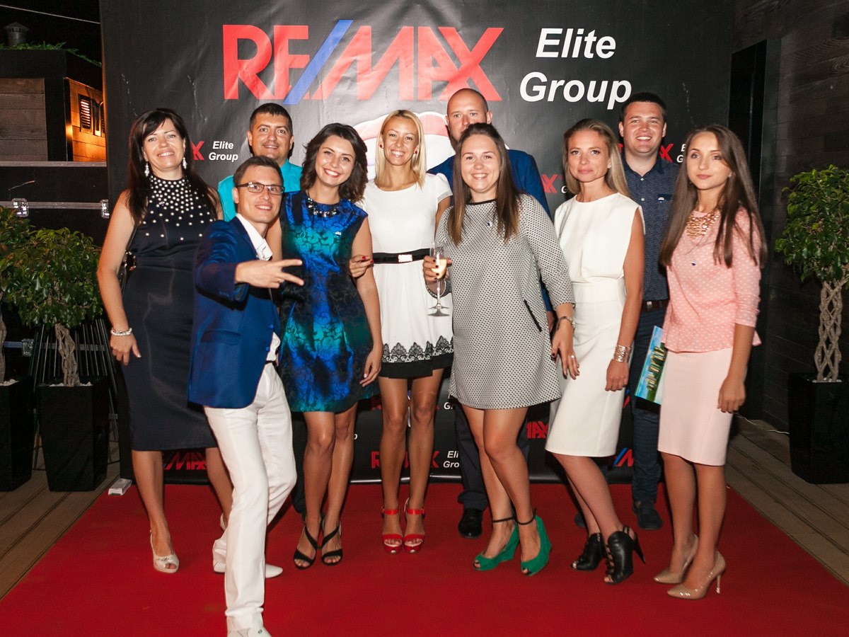 Фотозона с агентами офиса RE/MAX